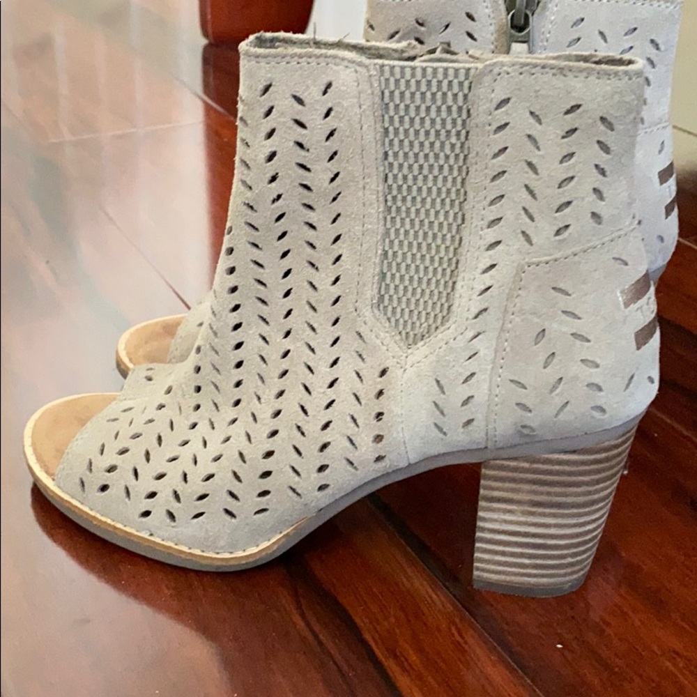 NWOT TOMS Open toe bootie-suede